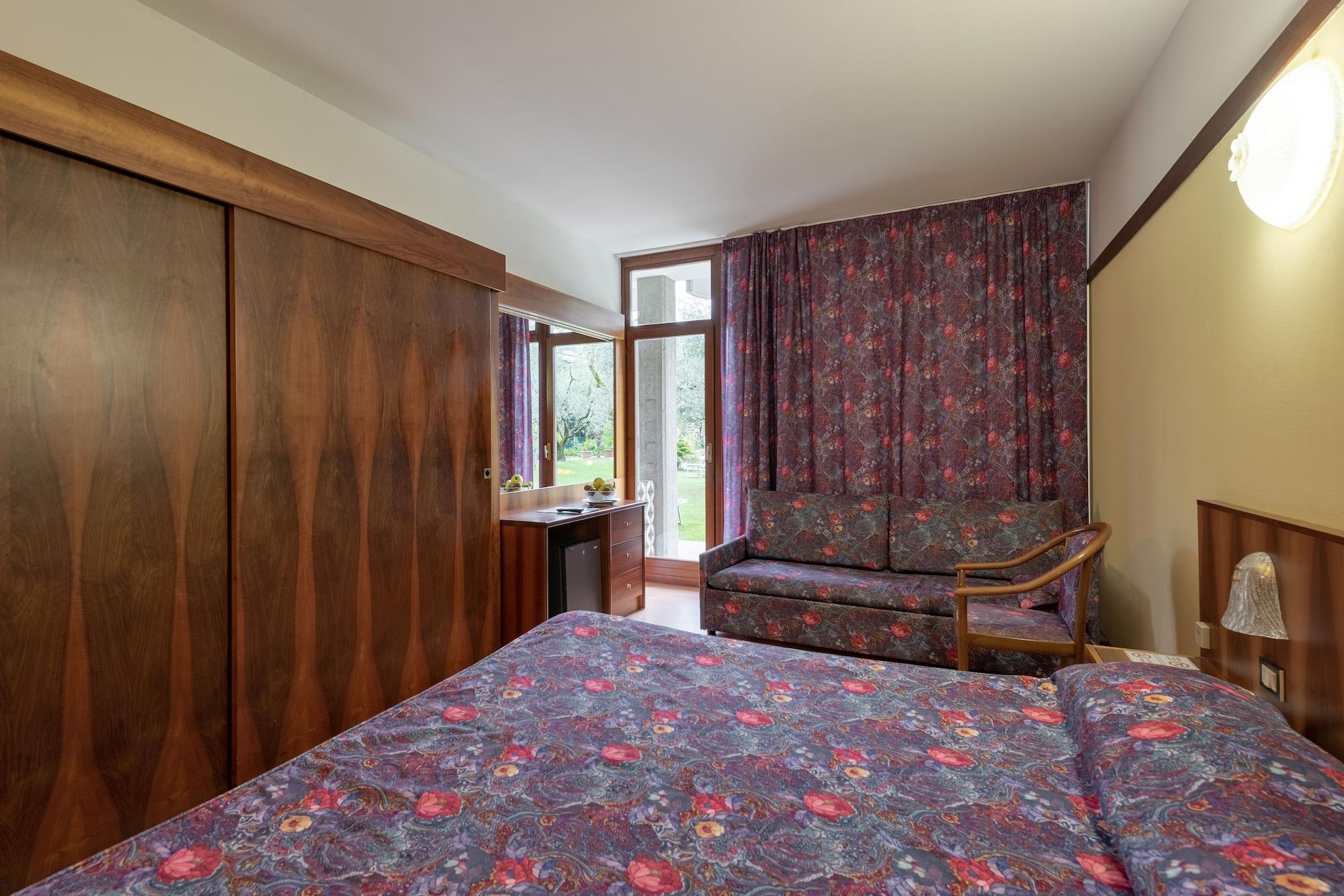 Park Hotel Oasi Garda  Bagian luar foto