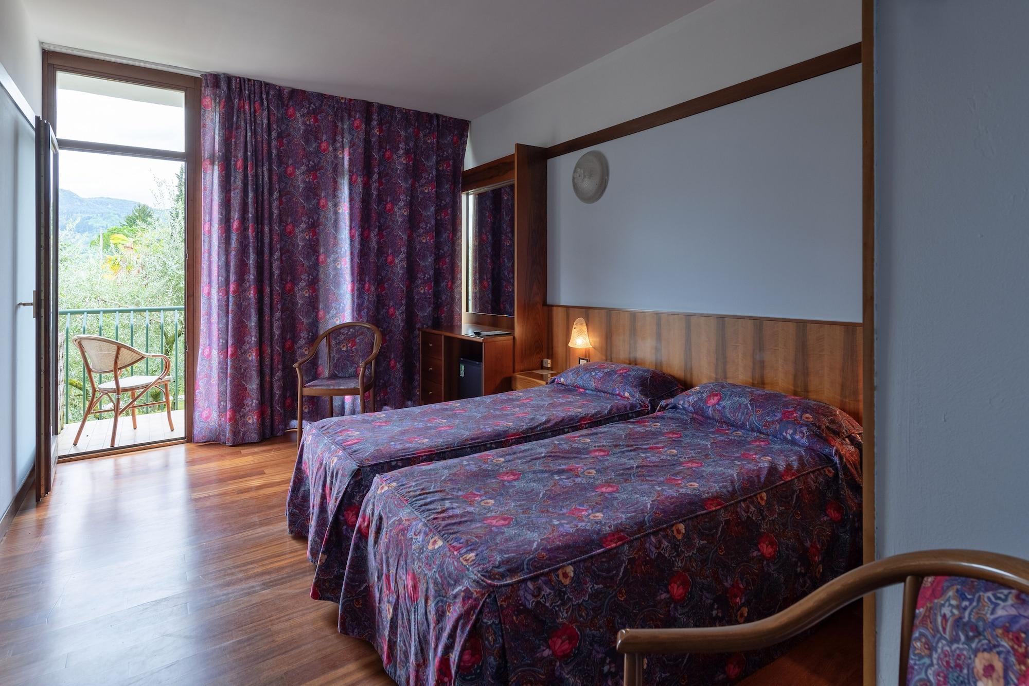 Park Hotel Oasi Garda  Bagian luar foto