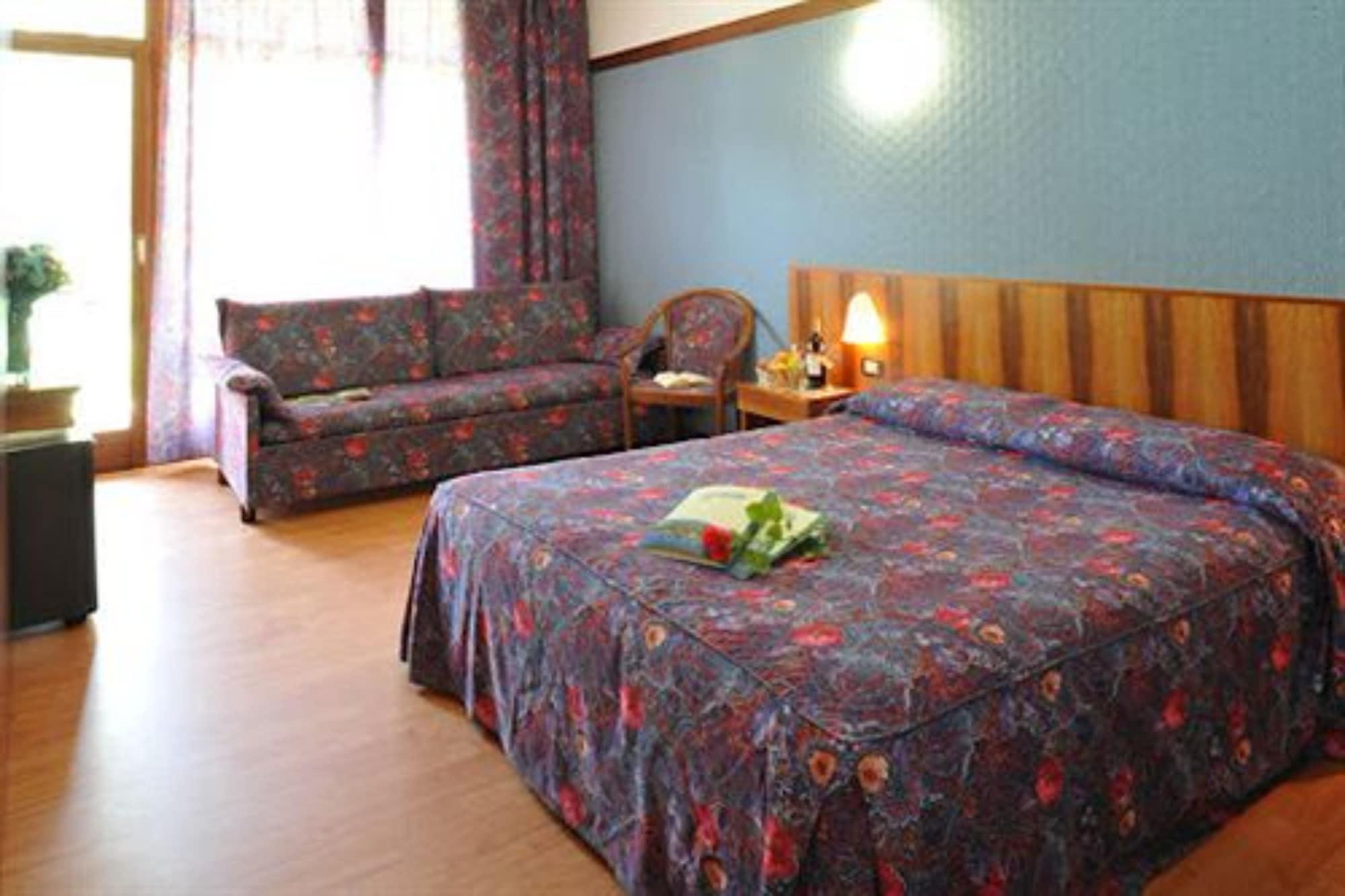 Park Hotel Oasi Garda  Bagian luar foto