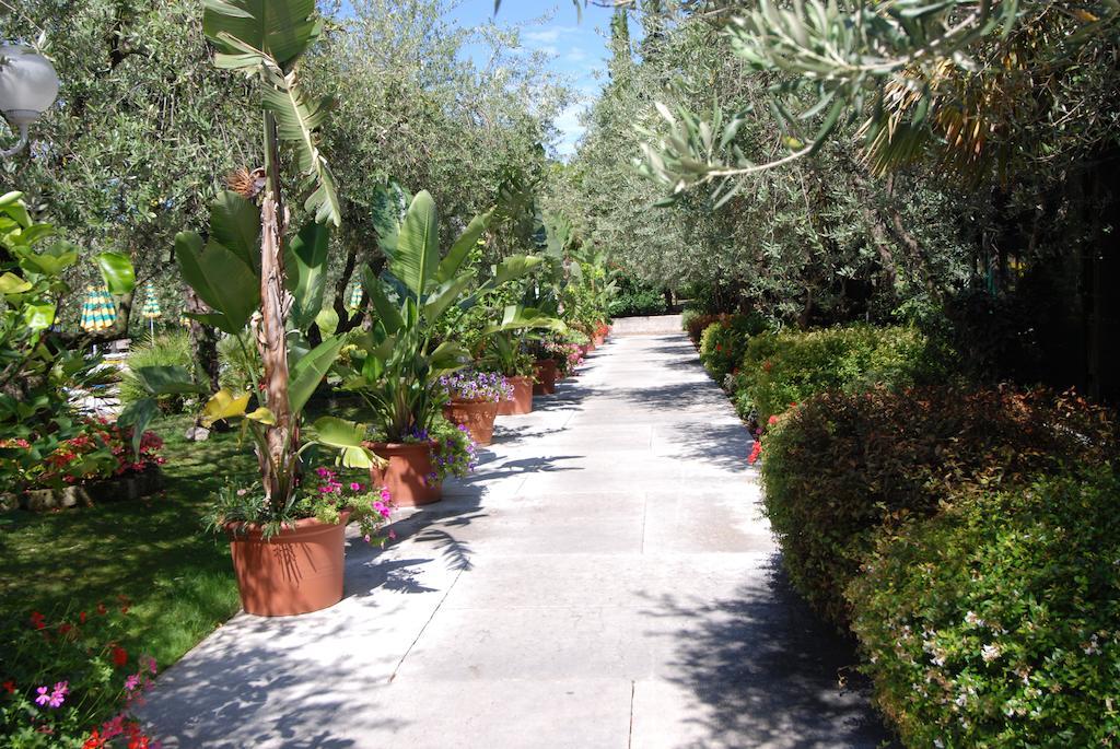 Park Hotel Oasi Garda  Bagian luar foto