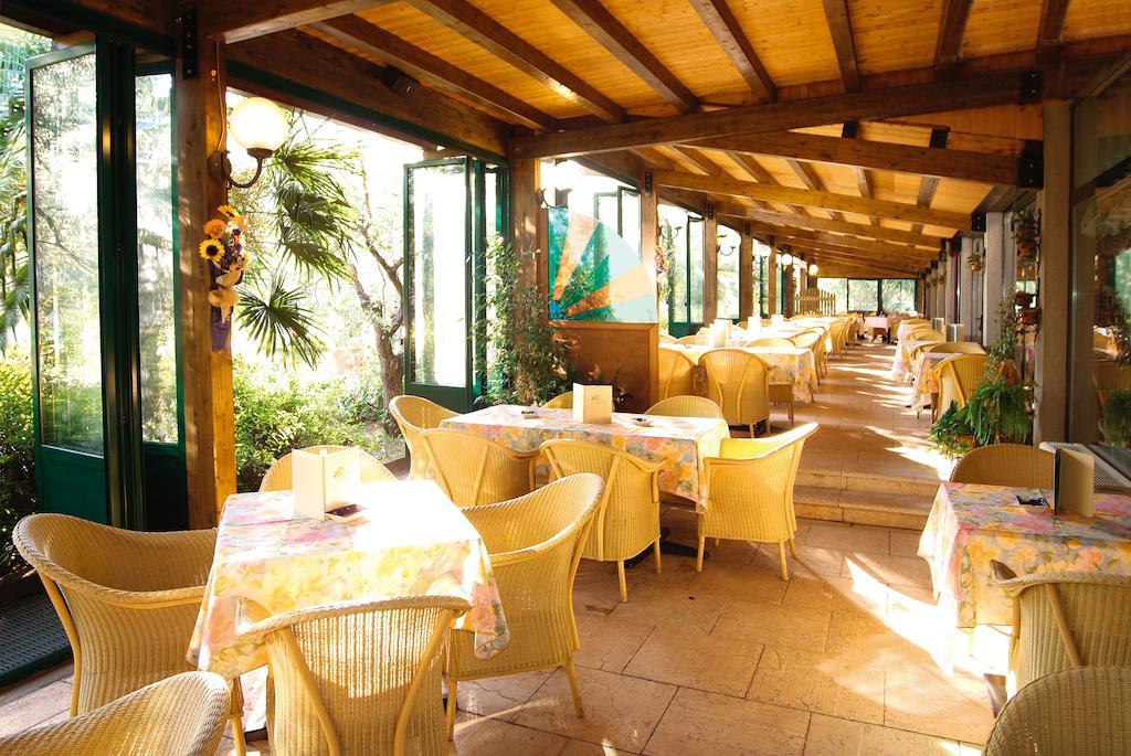 Park Hotel Oasi Garda  Bagian luar foto