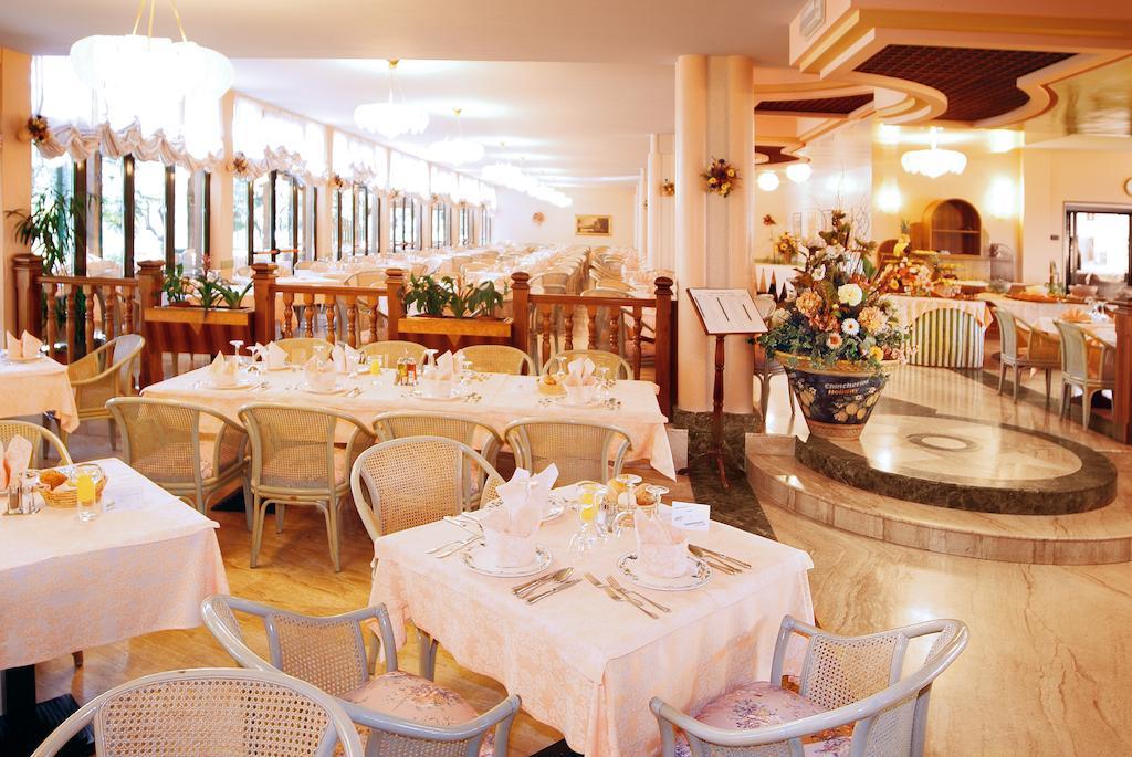 Park Hotel Oasi Garda  Bagian luar foto