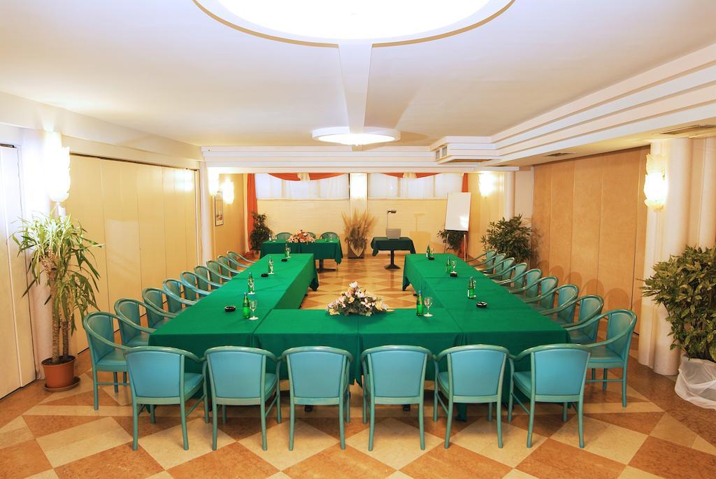 Park Hotel Oasi Garda  Bagian luar foto