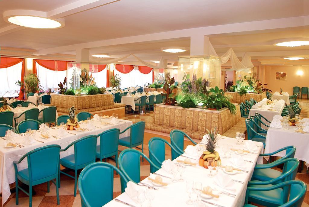 Park Hotel Oasi Garda  Bagian luar foto
