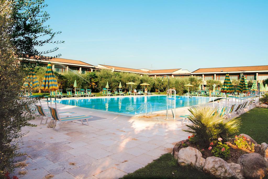 Park Hotel Oasi Garda  Bagian luar foto