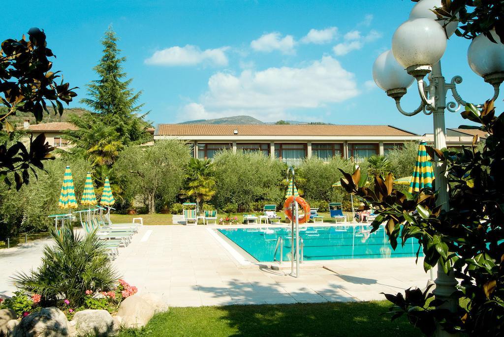 Park Hotel Oasi Garda  Bagian luar foto