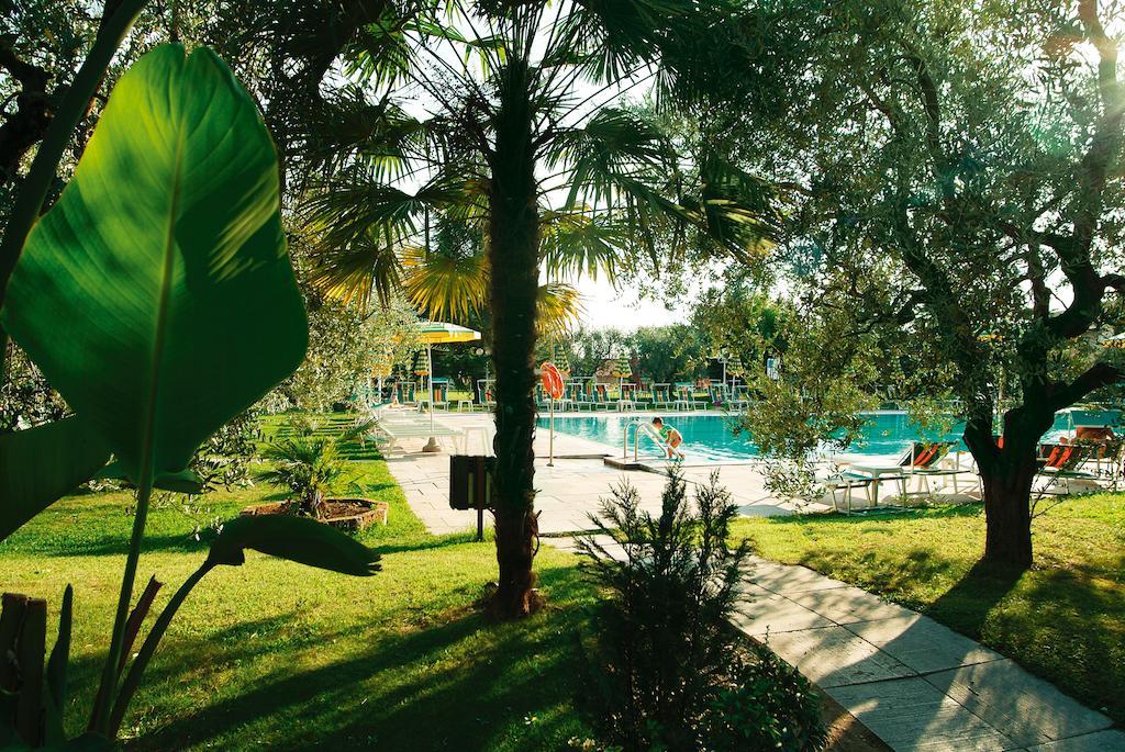 Park Hotel Oasi Garda  Bagian luar foto